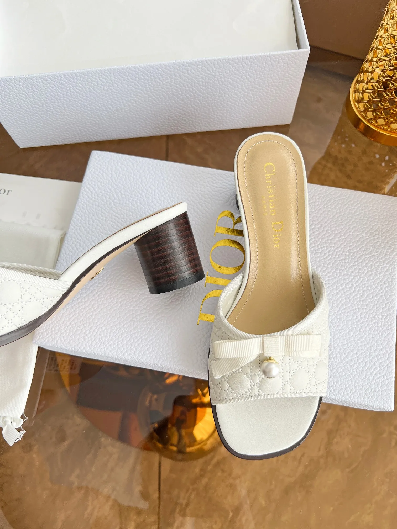 👟👟Ex-factory price 480👟👟 🔥🔥Hot model👟👟DIOR 2025 early spring new product top version~ Original mold opening, 1:1 reproduction, original Italian last, purchasing agent level, original order quality. The Dway heeled sandals reinterpret Dior's iconic piece for an elegant look. The upper's delicate buckle strap highlights the 'CHRISTIAN DIOR' signature embroidery. Exquisite style. It is an ideal item to match with formal looks. ✅Outsole: original leather outsole imported from Italy. The sole is decorated with Christian Dior's lucky star symbol. ✅Size: 35～39 (40-41🉑customized). ✅Packaging: full set of original counter packaging.